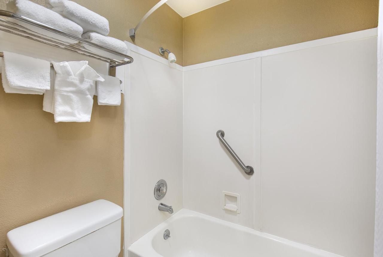 Hotel Super 8 By Wyndham West