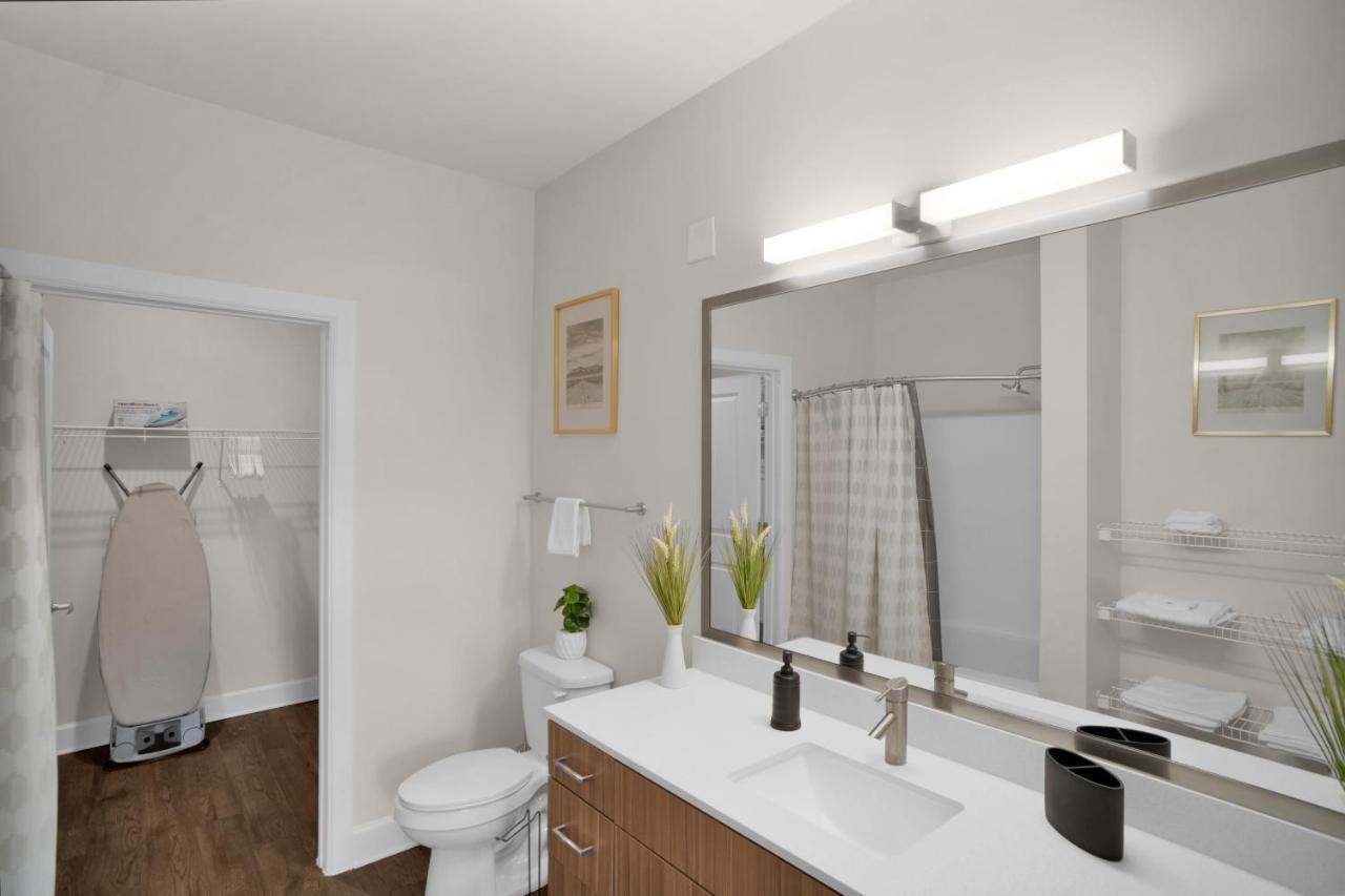 Apartment The Hendrix W/pool & Free Parking