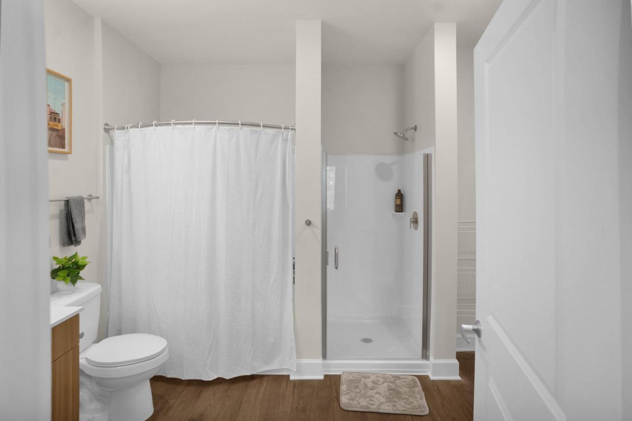 The Hendrix W/pool & Free Parking Apartment