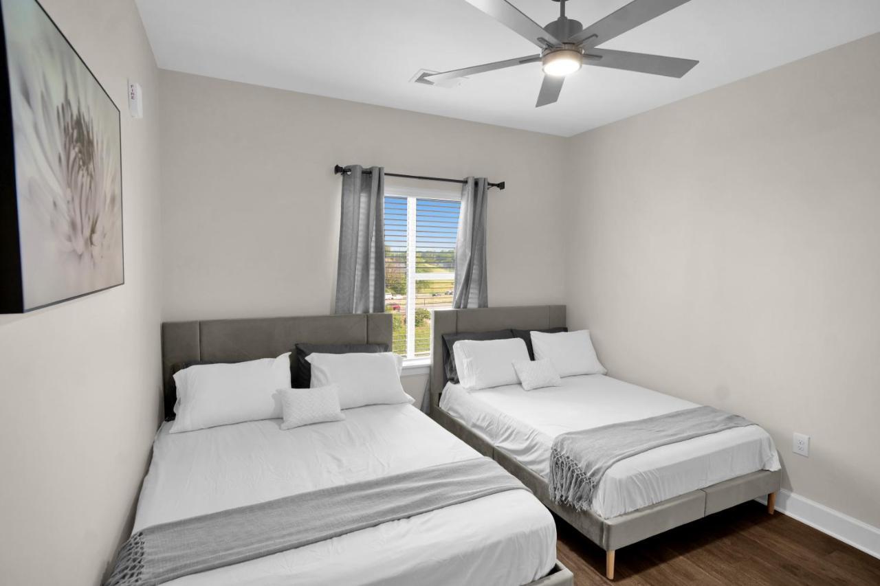 The Hendrix W/pool & Free Parking Apartment *