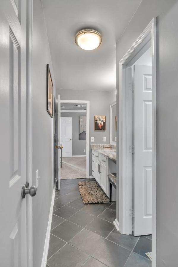 Apartment Nash Star Private - 2bed, 2bath, Sleep 6, 25 Min Walk To Broadway And Attractions, Pool, Gym