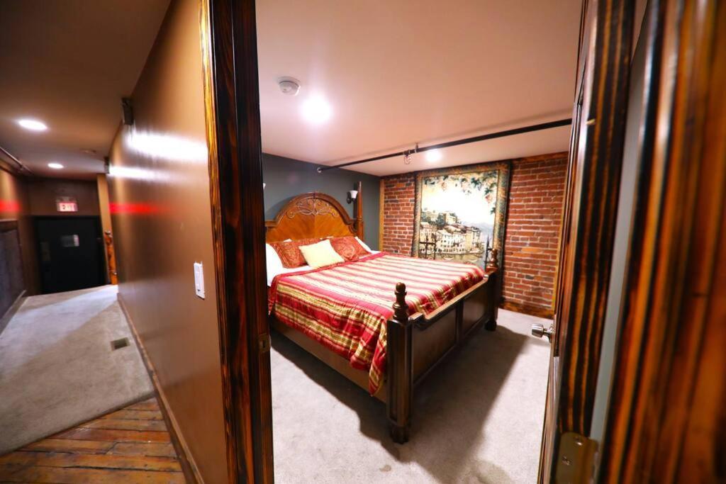 Broadway: The Speakeasy 4br/2bth 2200sf Grnd Lvl