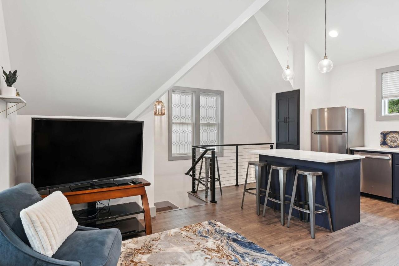 Vacation Near Bridgestone Arena! Apartment Nashville