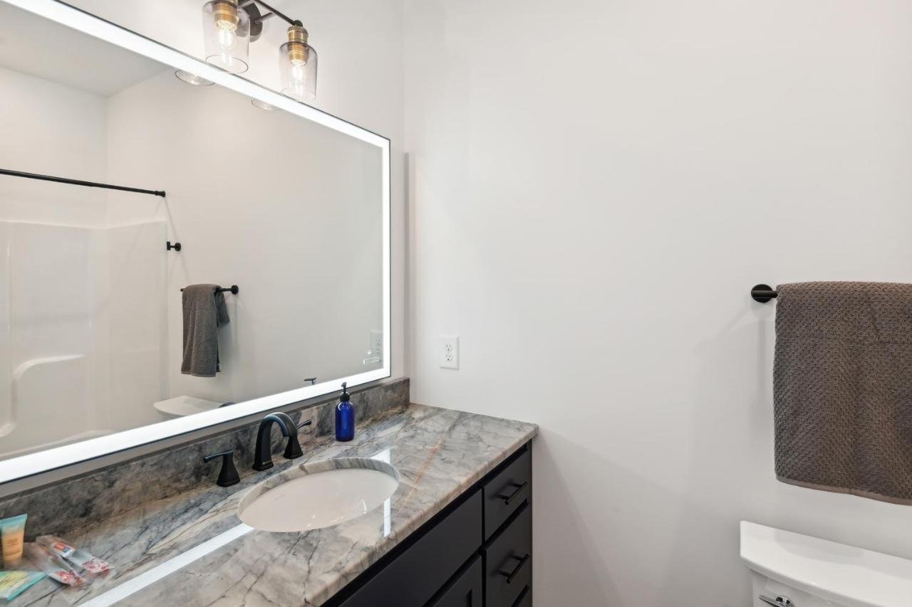 Vacation Near Bridgestone Arena! Apartment Nashville