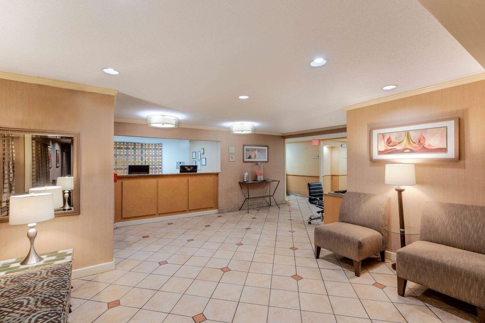 La Quinta By Wyndham Airport Hotel