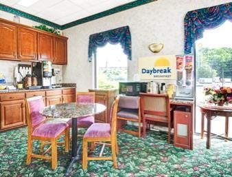 Hotel Super 8 By Wyndham Near Downtown / I-40