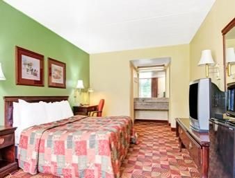 Super 8 By Wyndham Near Downtown / I-40 2*