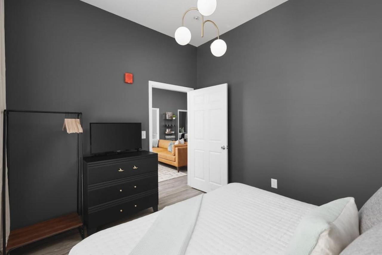 Chic 4 Bedroom, 7 Beds - Walk To Restaurants Apartment *