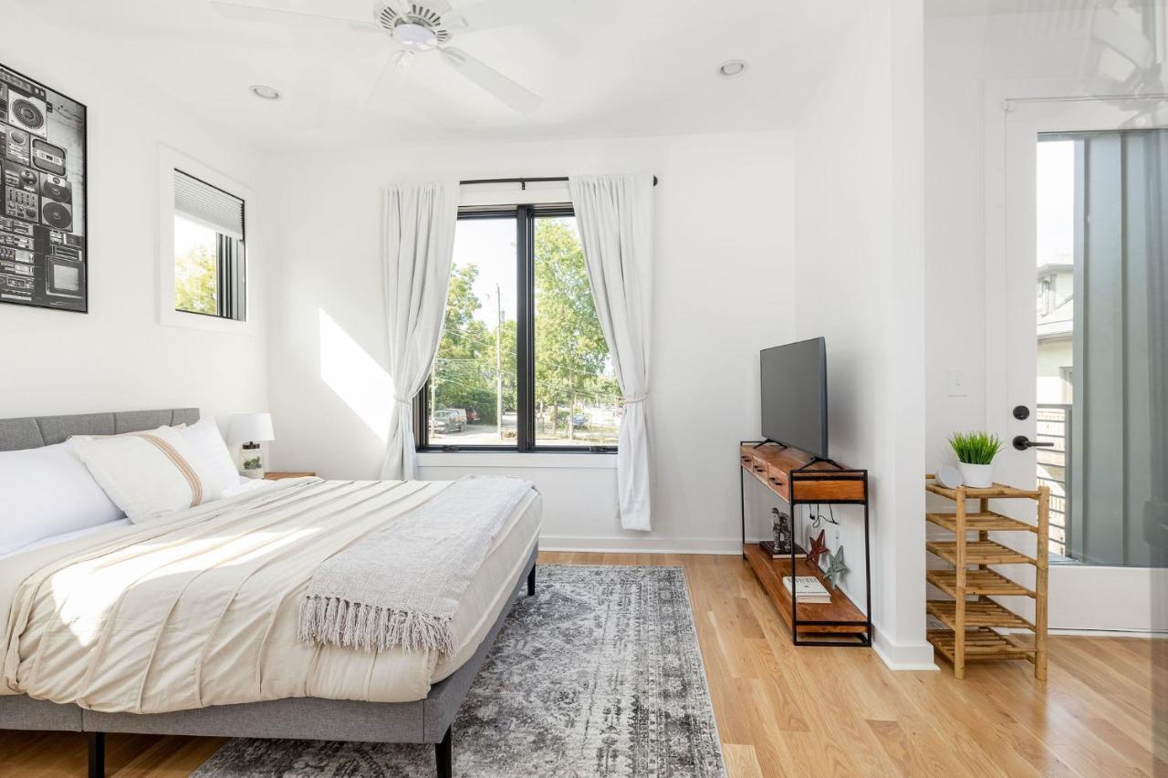 Extra Spacious 4 Bed / 4.5 Bath Music Row Holiday home