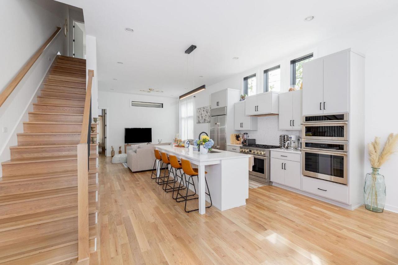 Extra Spacious 4 Bed / 4.5 Bath Music Row Holiday home *