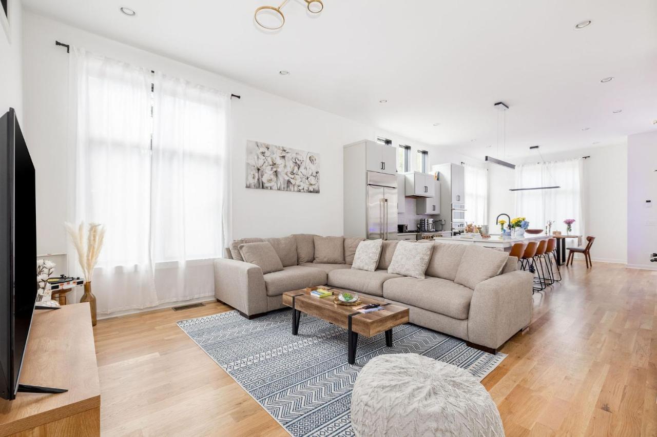 Extra Spacious 4 Bed / 4.5 Bath Music Row Holiday home Nashville