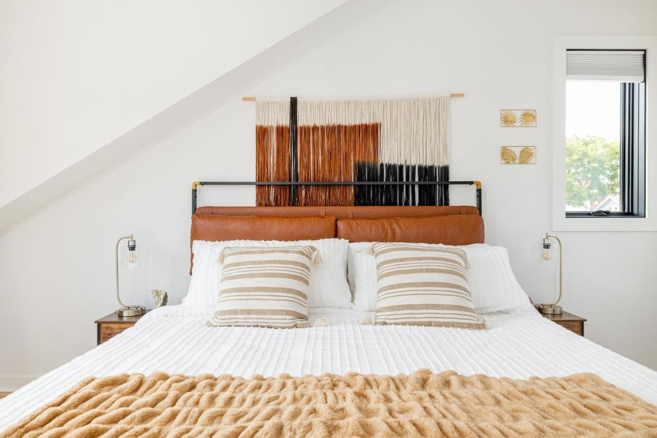 Extra Spacious 4 Bed / 4.5 Bath Music Row Holiday home Nashville