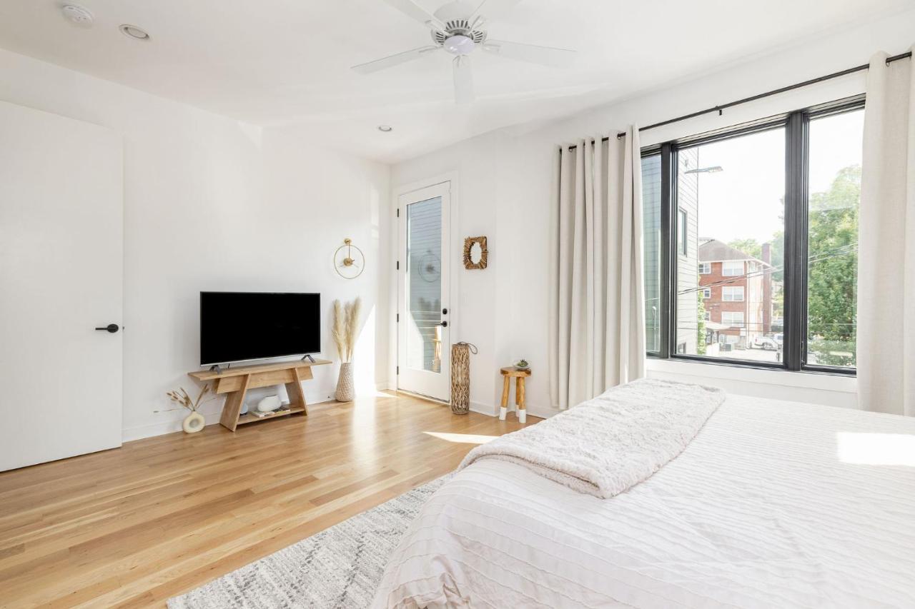 Extra Spacious 4 Bed / 4.5 Bath Music Row Holiday home Nashville