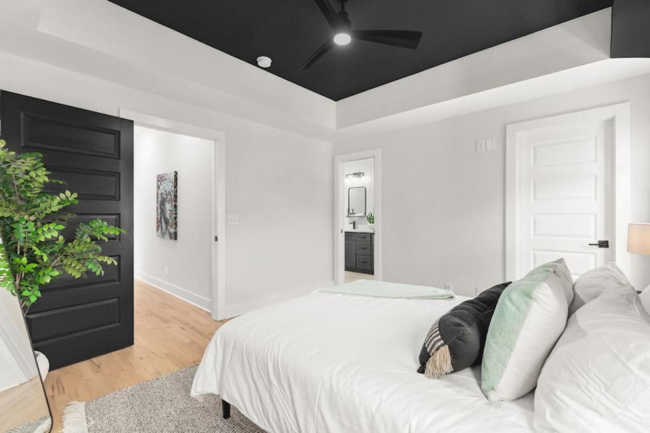 Huge Rooftop Patio At Stunning Spacious House