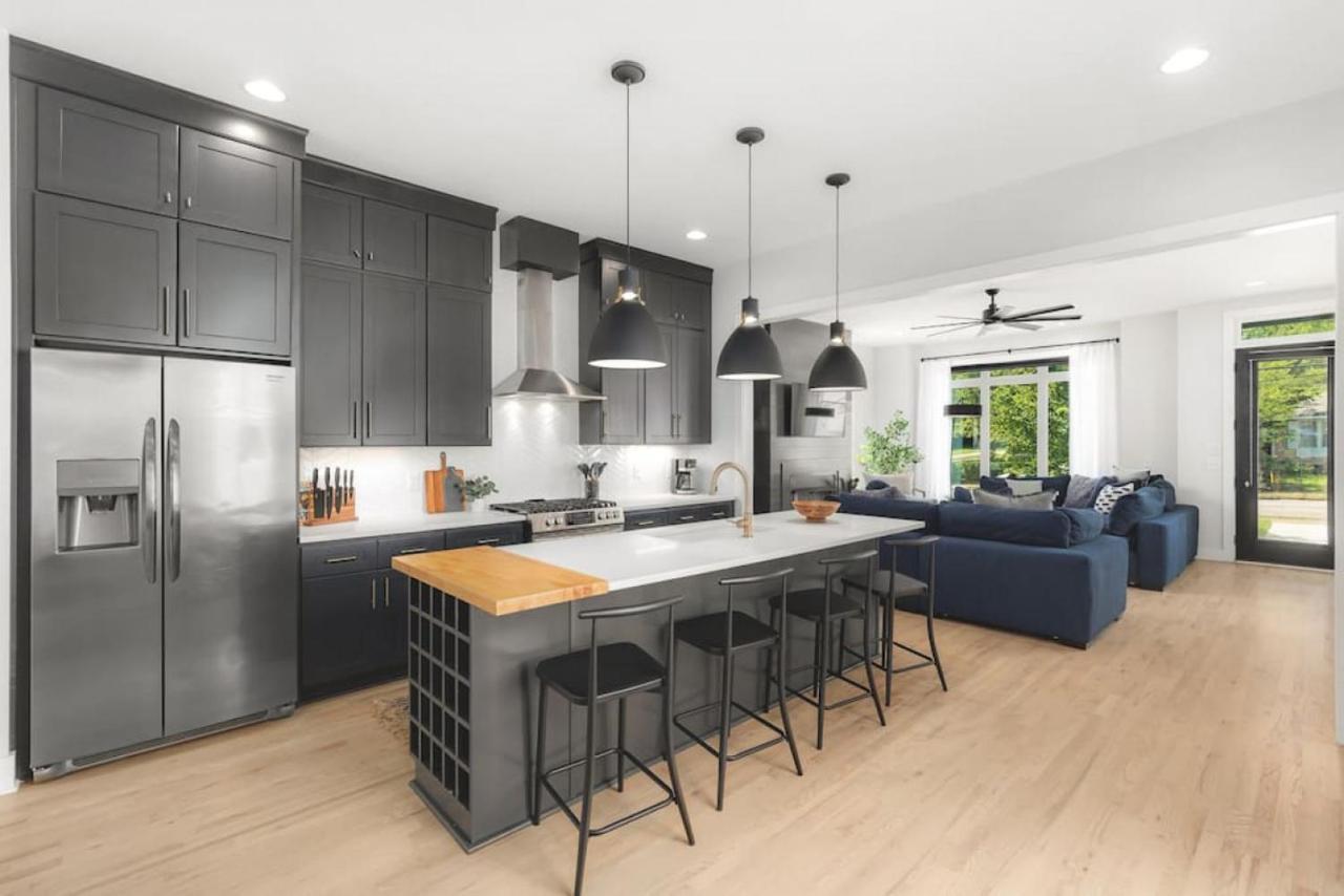 Huge Rooftop Patio At Stunning Spacious House Holiday home