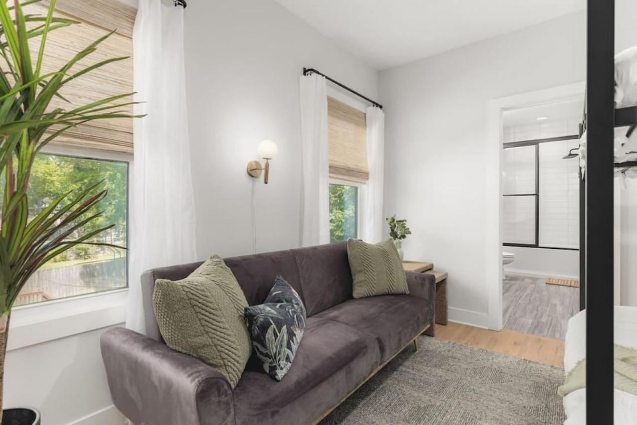 Holiday home Huge Rooftop Patio At Stunning Spacious House