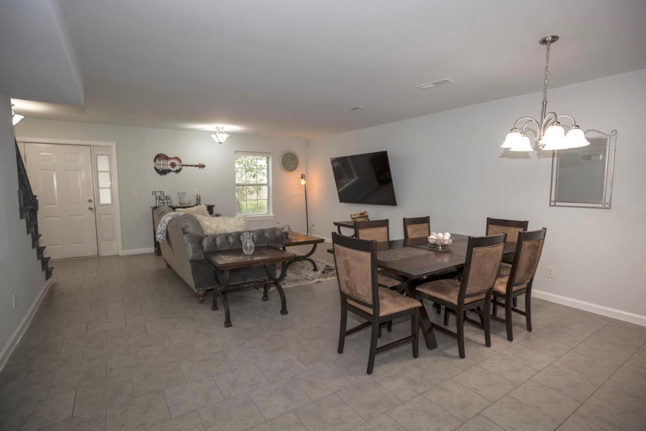Elegant 3 Bedroom Apt With Free Parking And Balcony Apartment Nashville