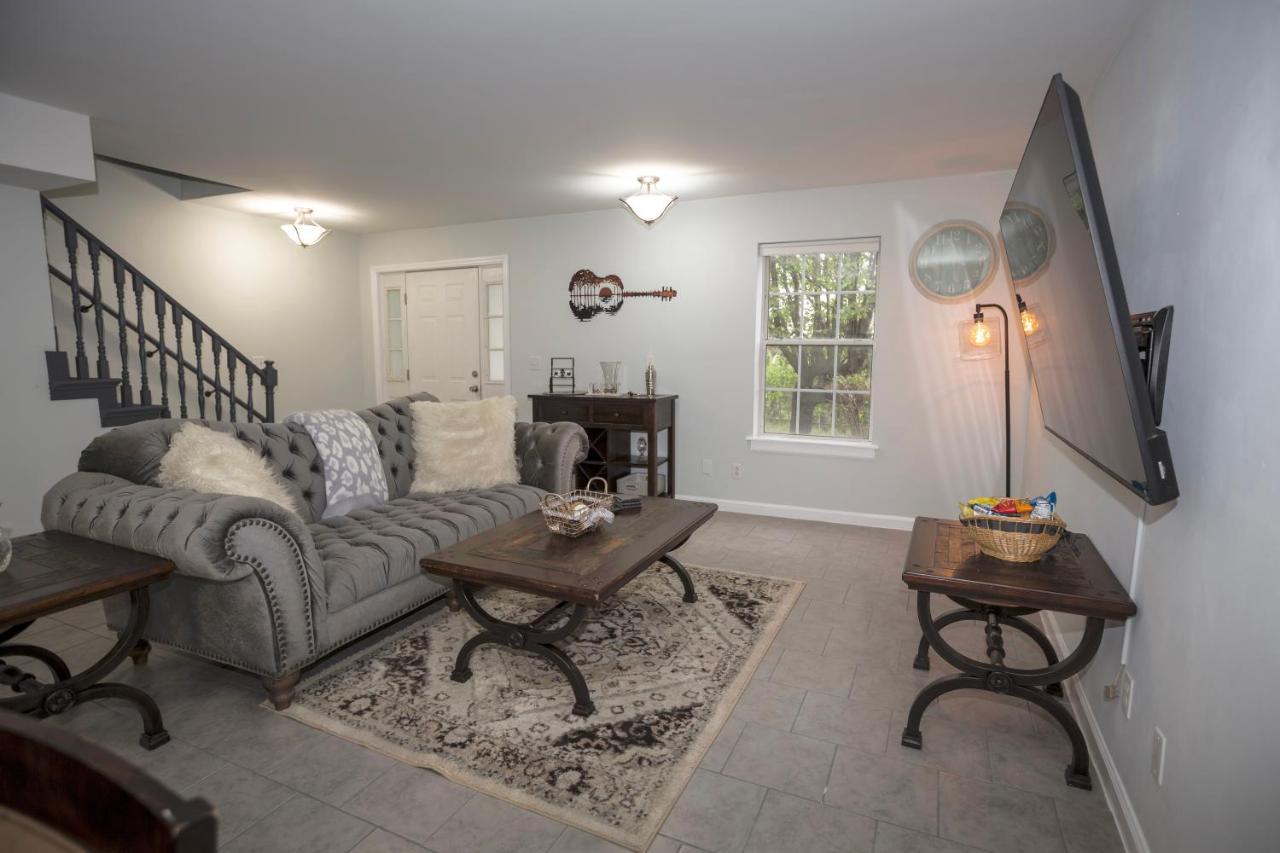 Elegant 3 Bedroom Apt With Free Parking And Balcony * Nashville