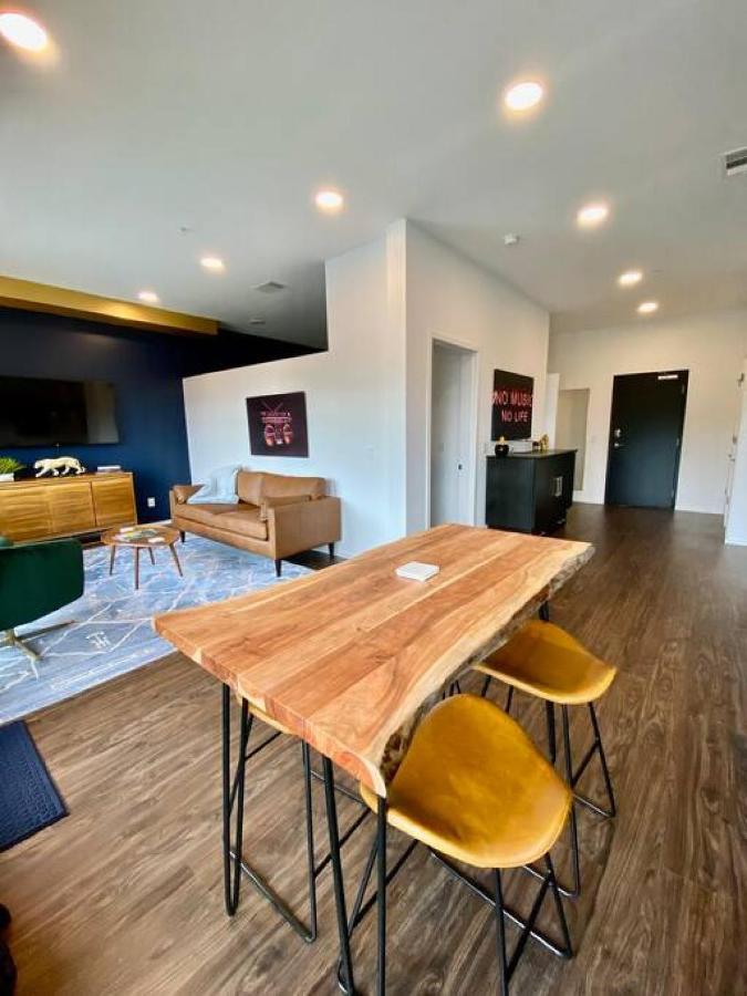 Chic Modern Pool, Patio, Parking Holiday home *