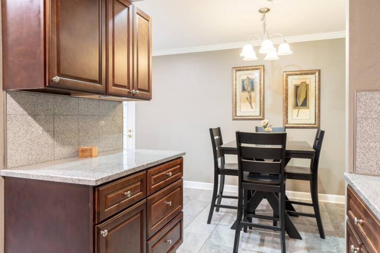 Apartment Downtown Condo, Walk To Broadway With Free Parking