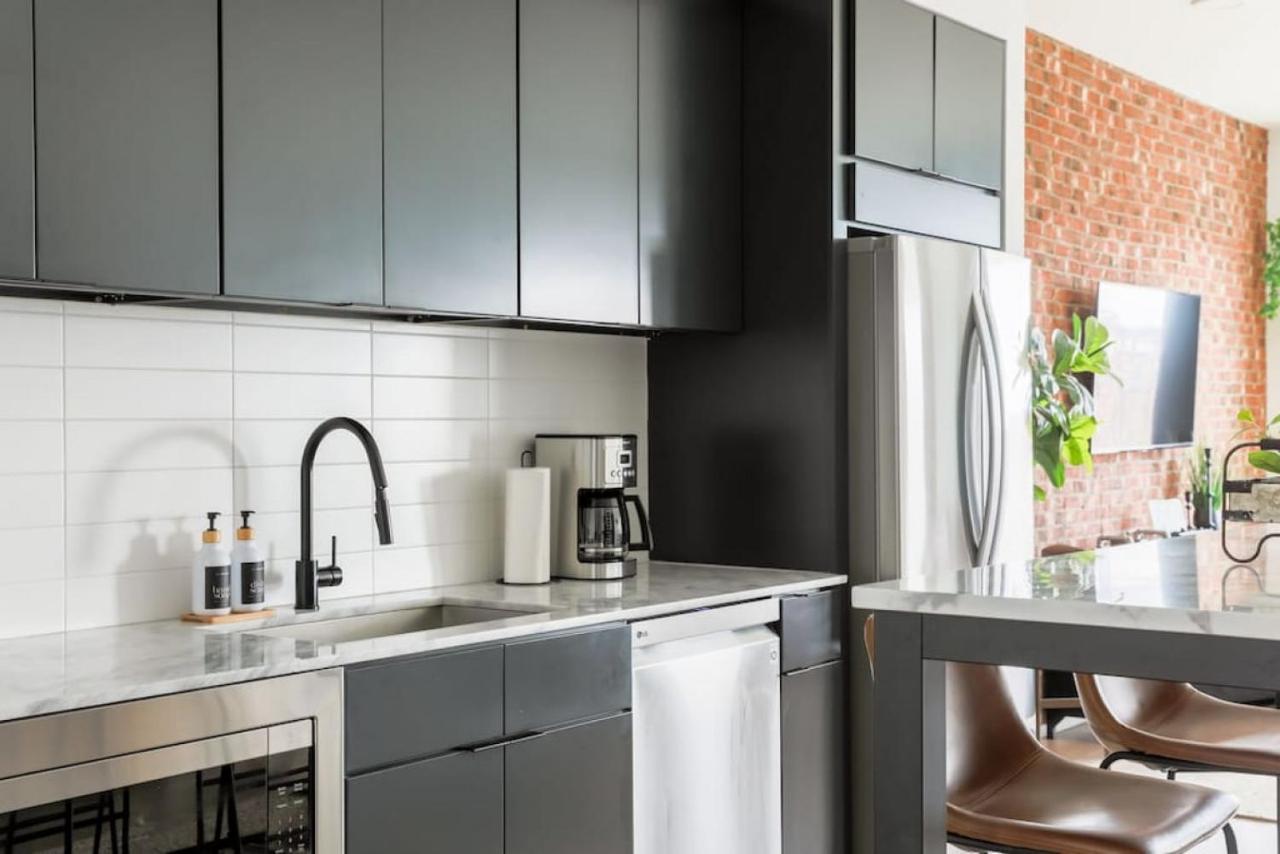 Stunning River View Walk To Downtown Rooftop Patio Apartment