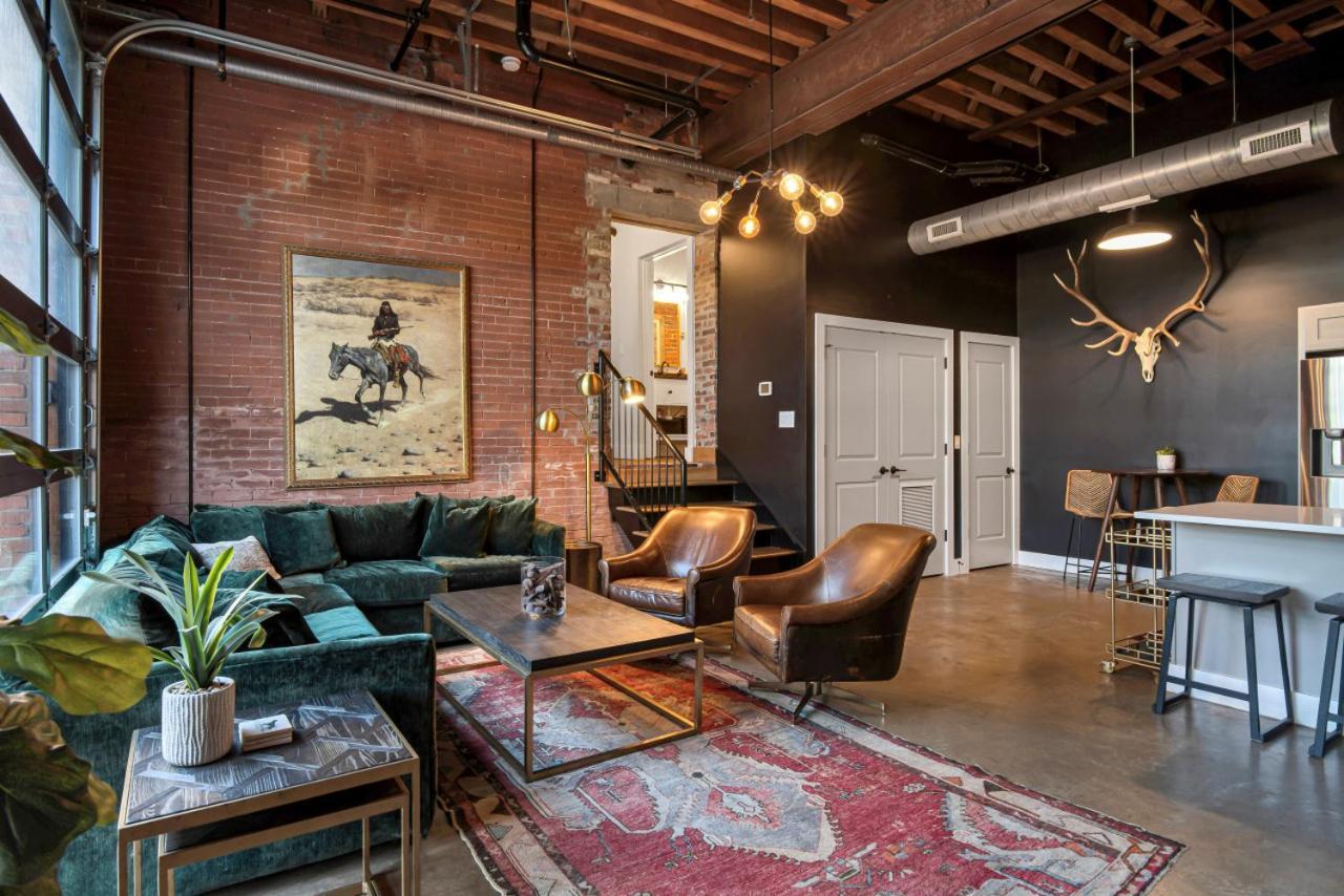 Holiday home One-of-a-kind! Roll Up Garage Door-pool, Speakeasy