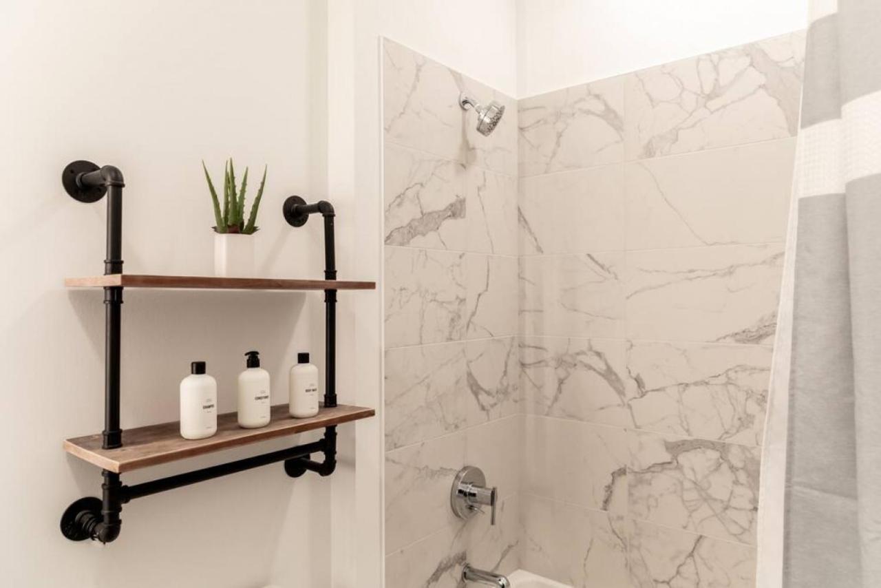 Stunning River View Walk To Downtown Rooftop Patio Apartment Nashville