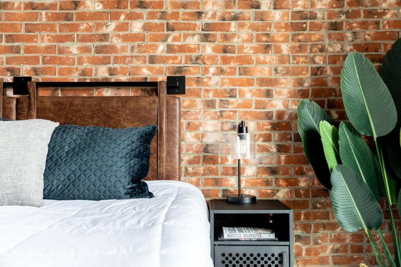 Stunning River View Walk To Downtown Rooftop Patio Apartment Nashville