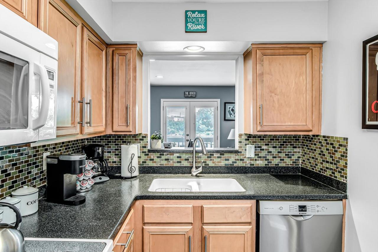 Holiday home 2 Bedroom, 2 Bath Riverfront View, Walk To Downtown Nashville