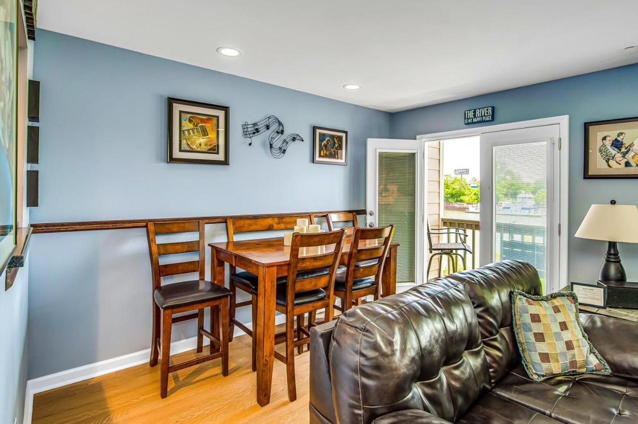 Holiday home 2 Bedroom, 2 Bath Riverfront View, Walk To Downtown