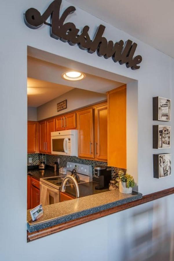 2 Bedroom, 2 Bath Riverfront View, Walk To Downtown * Nashville