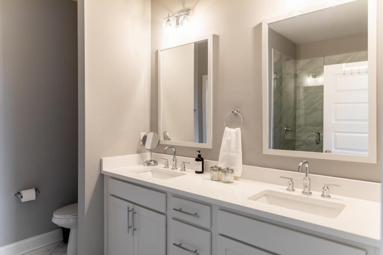 Star Retreat Townhome - 7 Beds 3 Miles To Downtown Holiday home *
