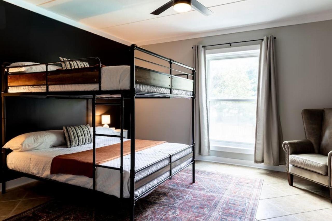 Famous Music Row Presidential With Guitar Pool *