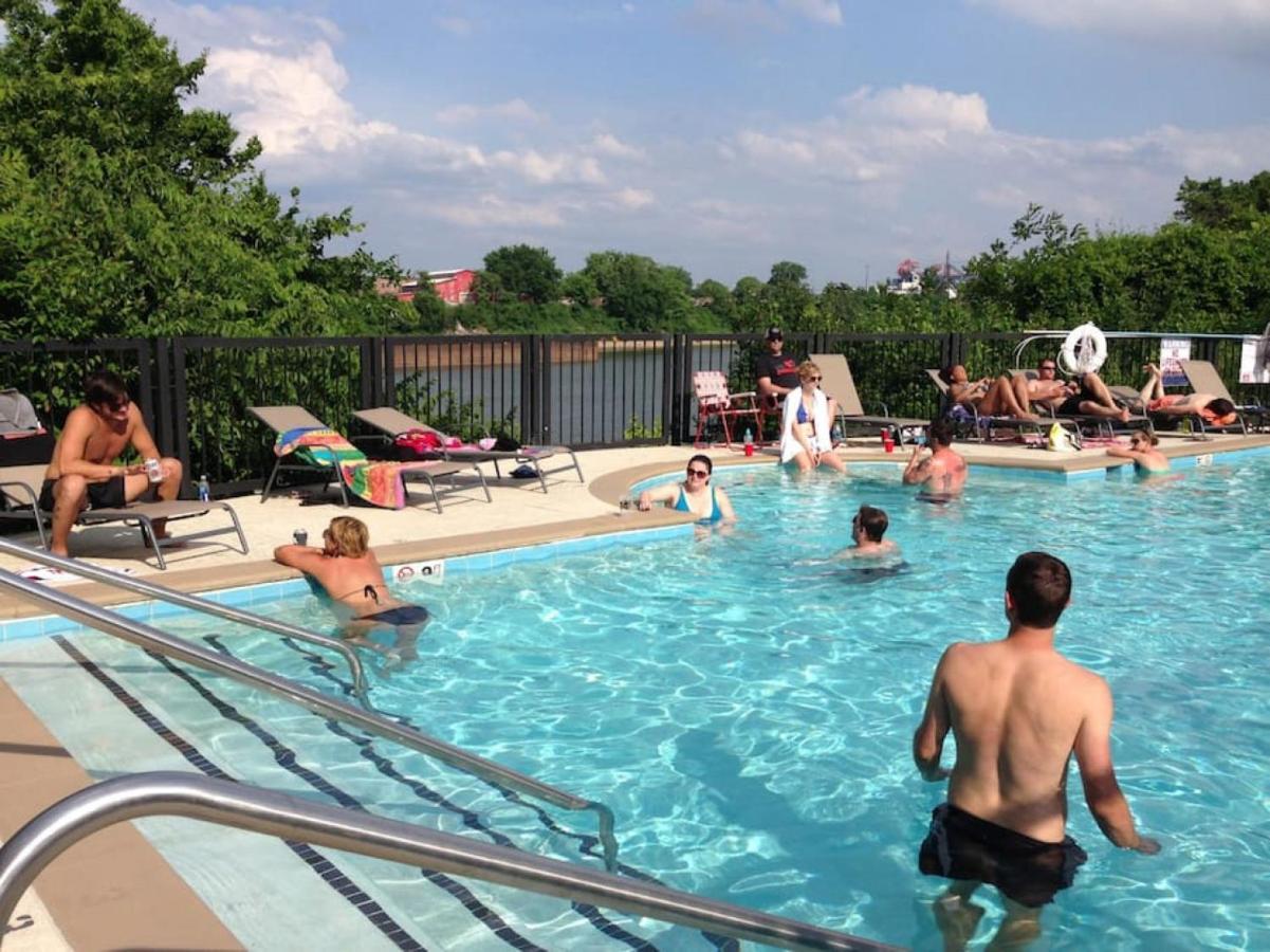 Holiday home 2 Bedroom, 2 Bath Riverfront View, Walk To Downtown Nashville