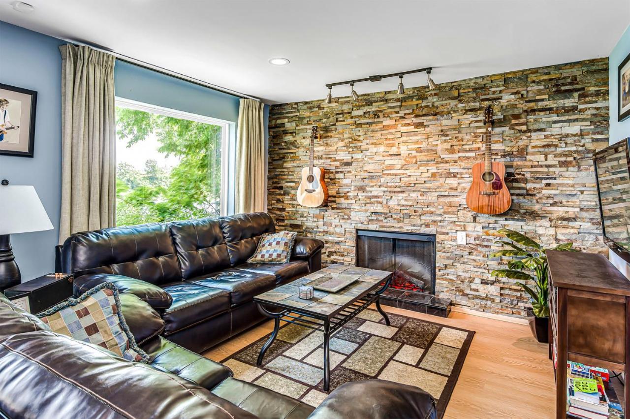 2 Bedroom, 2 Bath Riverfront View, Walk To Downtown Holiday home Nashville
