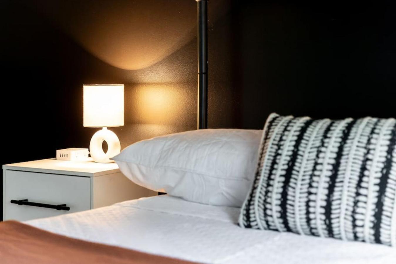 Famous Music Row Presidential With Guitar Pool * Nashville