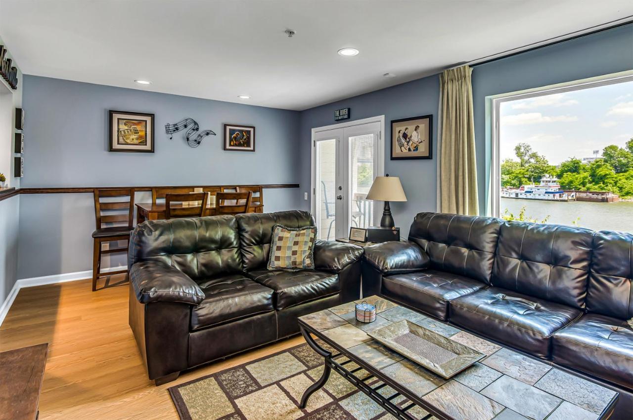 Holiday home 2 Bedroom, 2 Bath Riverfront View, Walk To Downtown