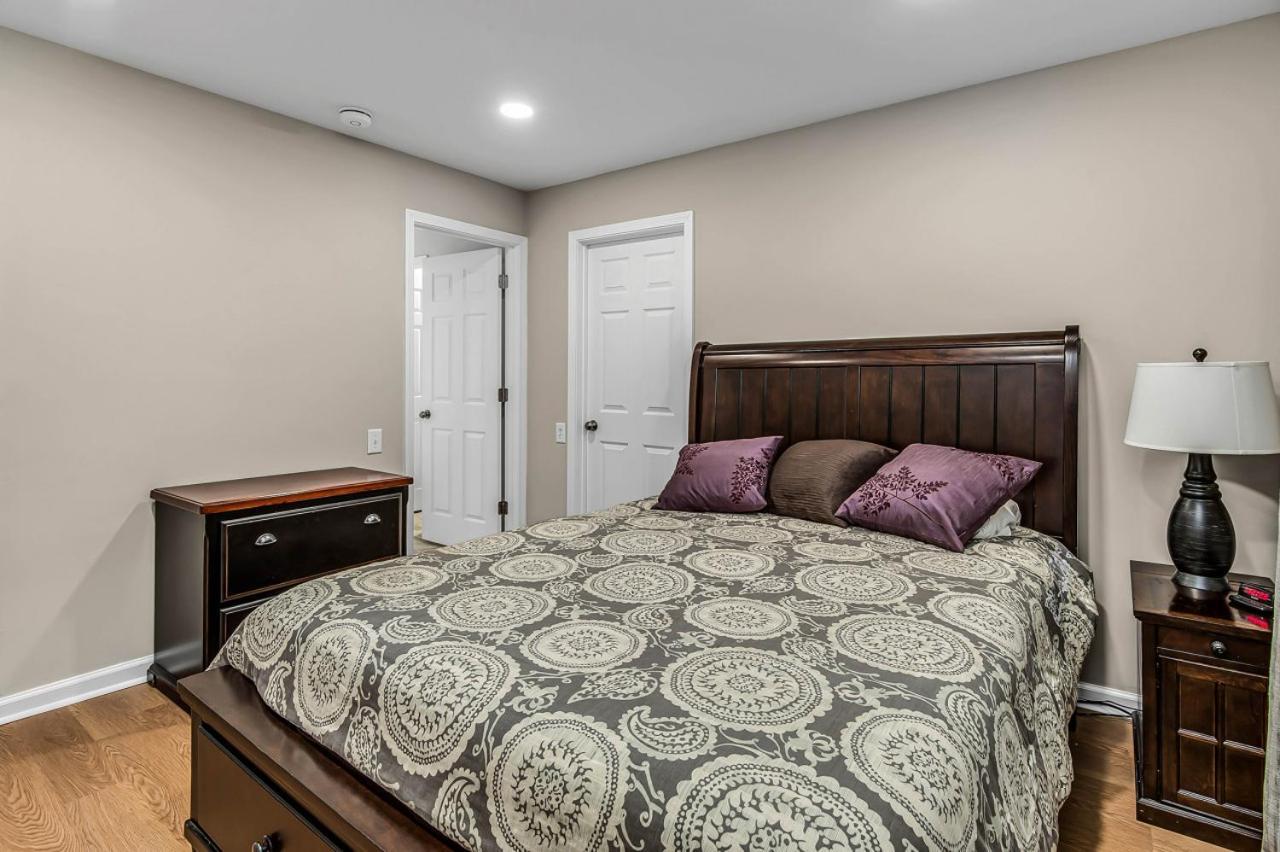 2 Bedroom, 2 Bath Riverfront View, Walk To Downtown Holiday home *