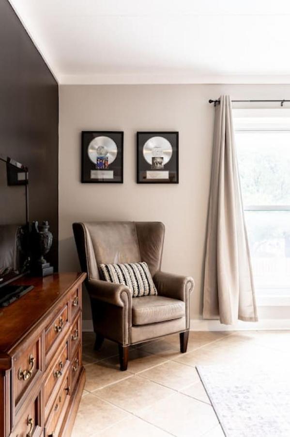 Famous Music Row Presidential With Guitar Pool * Nashville