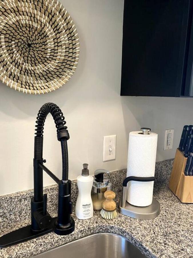 Refreshing 2 Bedroom, 3 Bed W Free Parking Near Restaurants *
