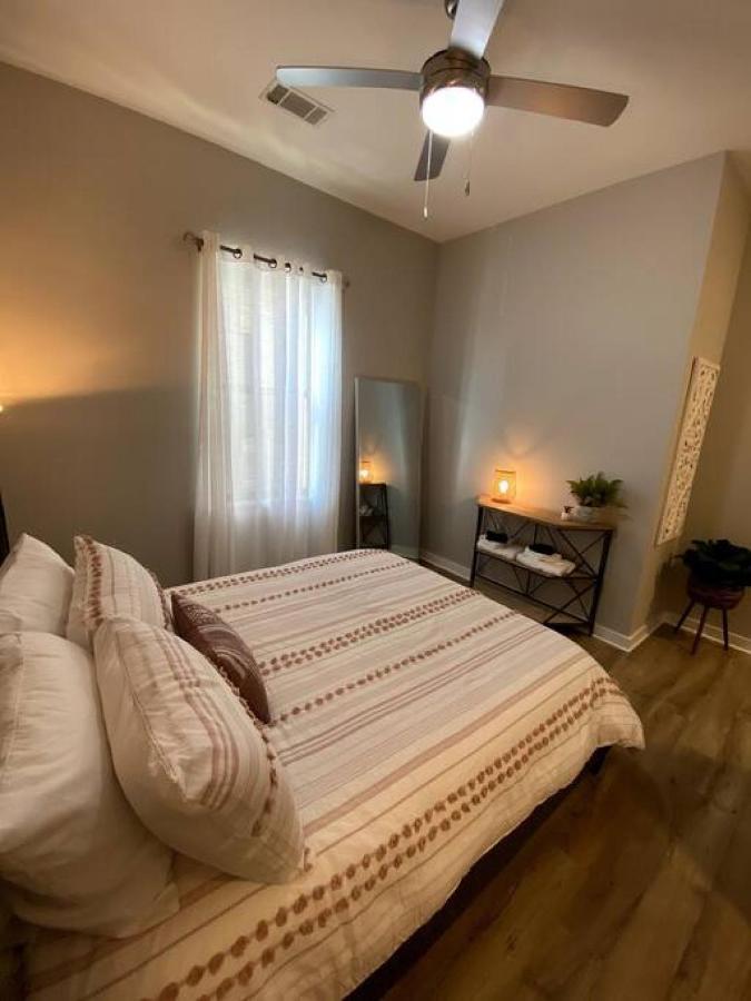 Refreshing 2 Bedroom, 3 Bed W Free Parking Near Restaurants Nashville