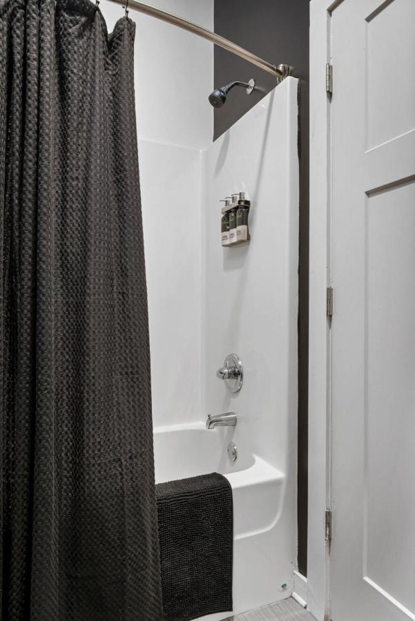 2 Bedroom, 4 Bed Near Vanderbilt, Belmont, Free Parking Near Restaurants, Shopping, Bars * Nashville