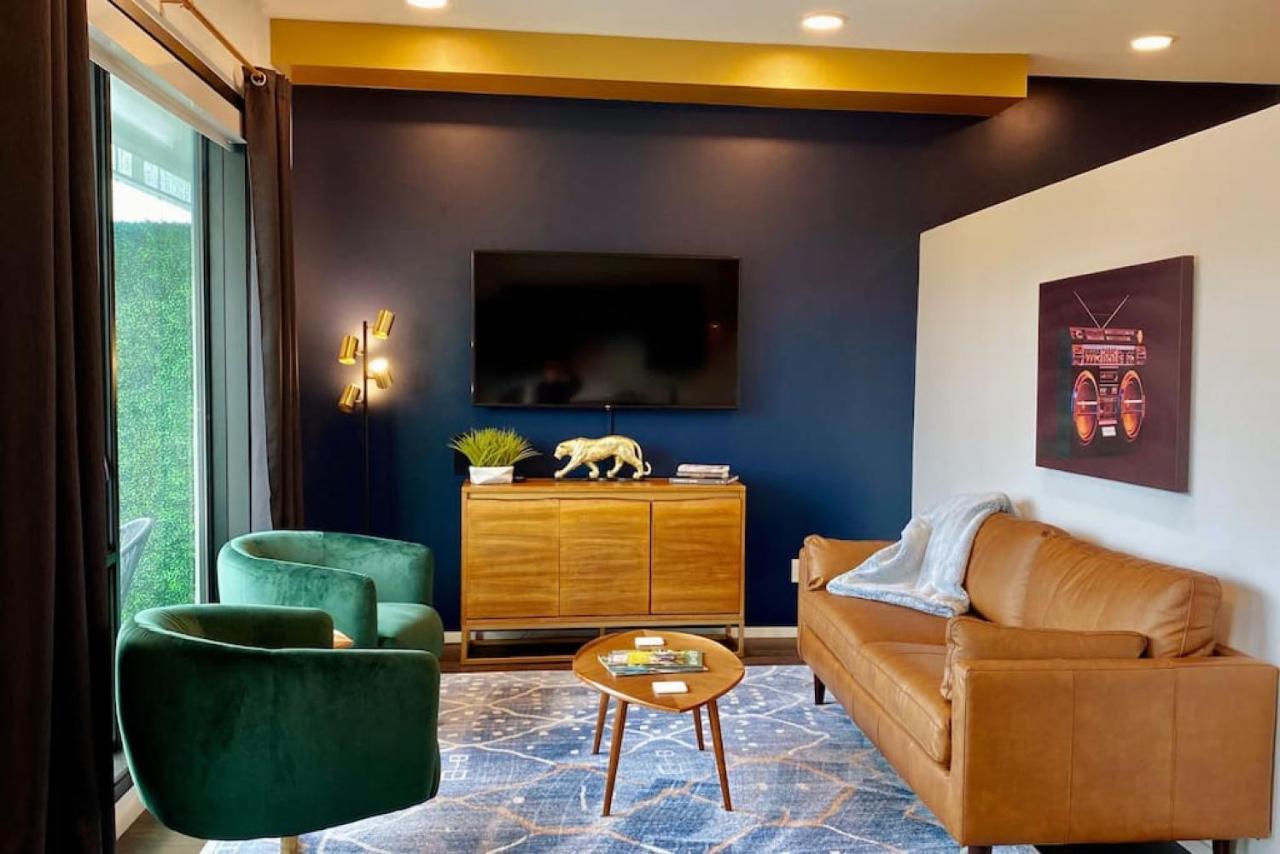 Chic Modern Pool, Patio, Parking *
