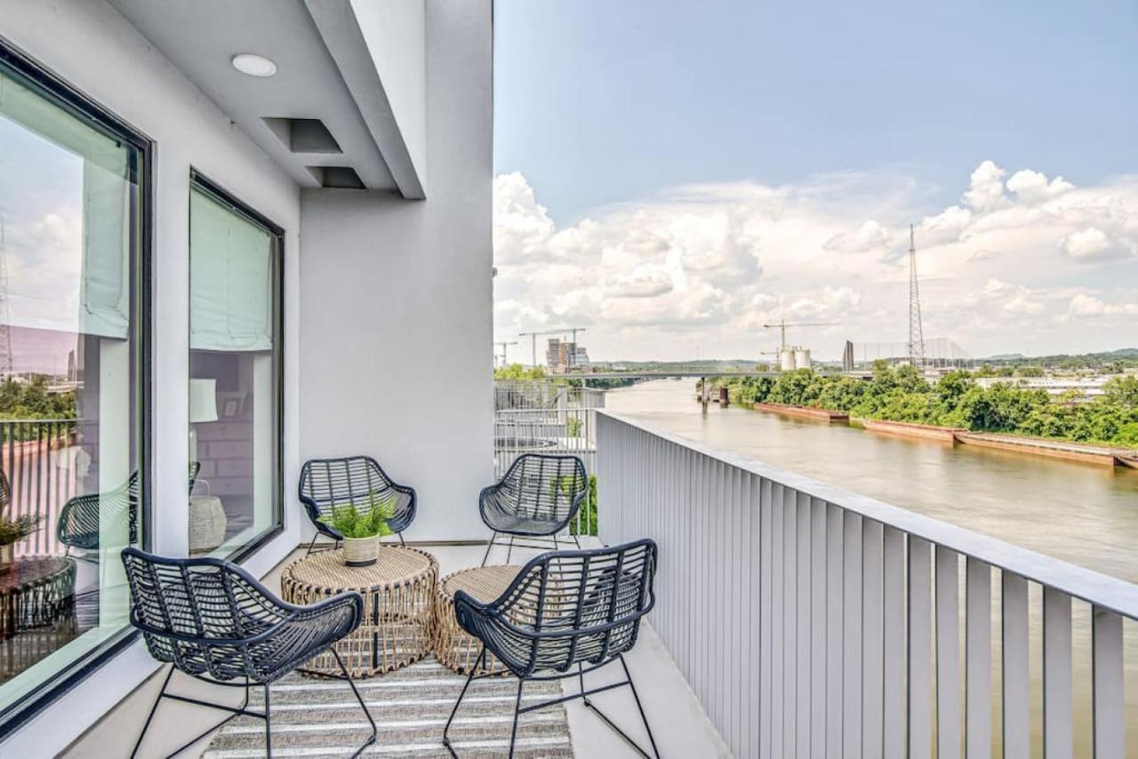 Penthouse River View Walk Downtown, Garage Parking *