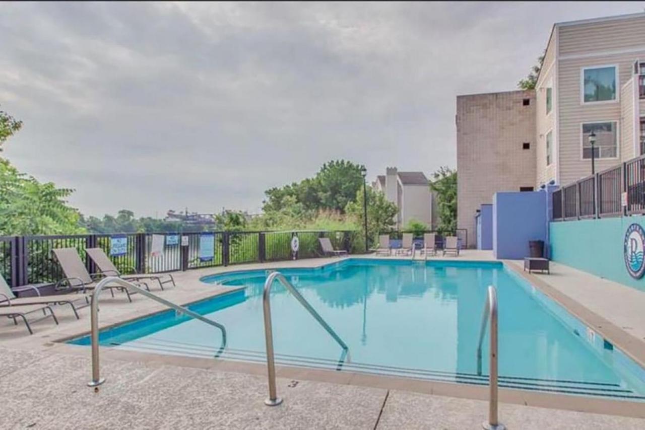 2 Bedroom, 2 Bath Riverfront View, Walk To Downtown