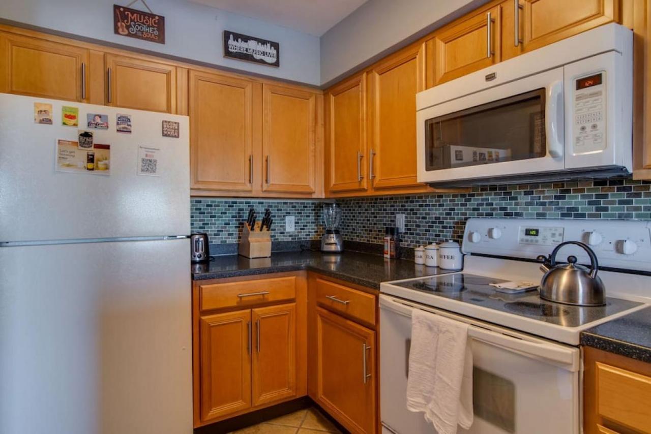 2 Bedroom, 2 Bath Riverfront View, Walk To Downtown