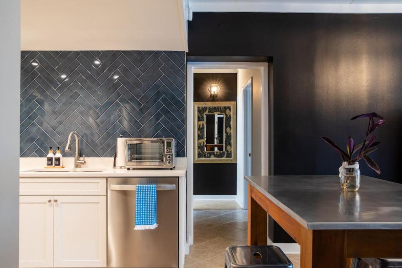 Famous Music Row Presidential With Guitar Pool * Nashville