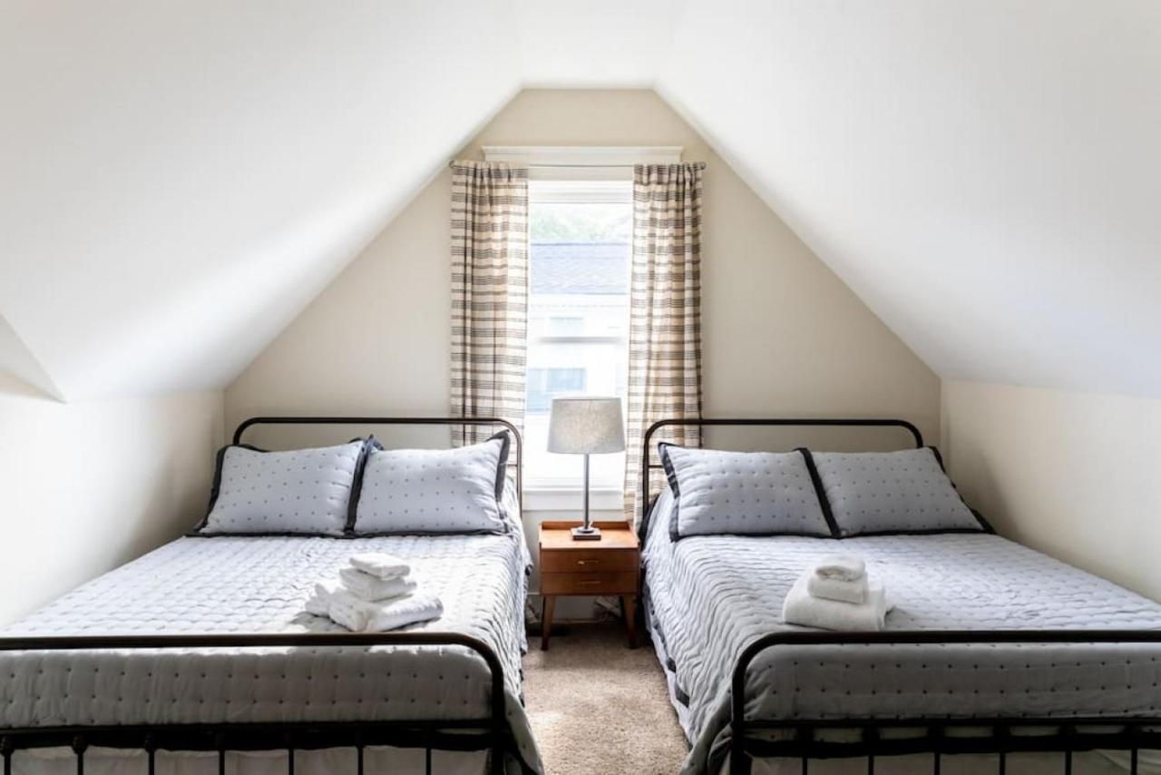 Cheerful 6 Beds 3 Bedroom House With Outdoor Space *
