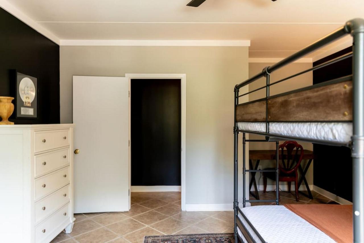 Famous Music Row Presidential With Guitar Pool * Nashville