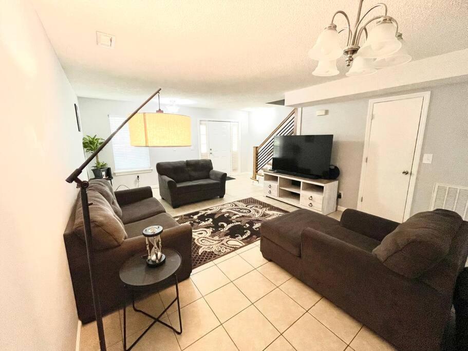 Apartment Lovely 2-bedroom W/balcony And Free Parking